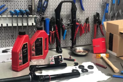 Bigger view of Service Rock Shox verende vorken bij Cyclingsports Drongen